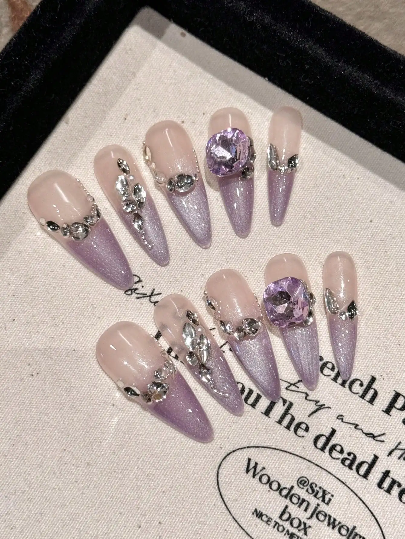 NAI OU 10pcs High Quality DIY Handmade False Nails, Pointed Long Nails Glitter Purple Gradient French Aurora Cat Eyes
NAI OU 10pcs High Quality DIY Handmade False Nails, Pointed Long Nails Glitter Purple Gradient French Aurora Cat Eyes