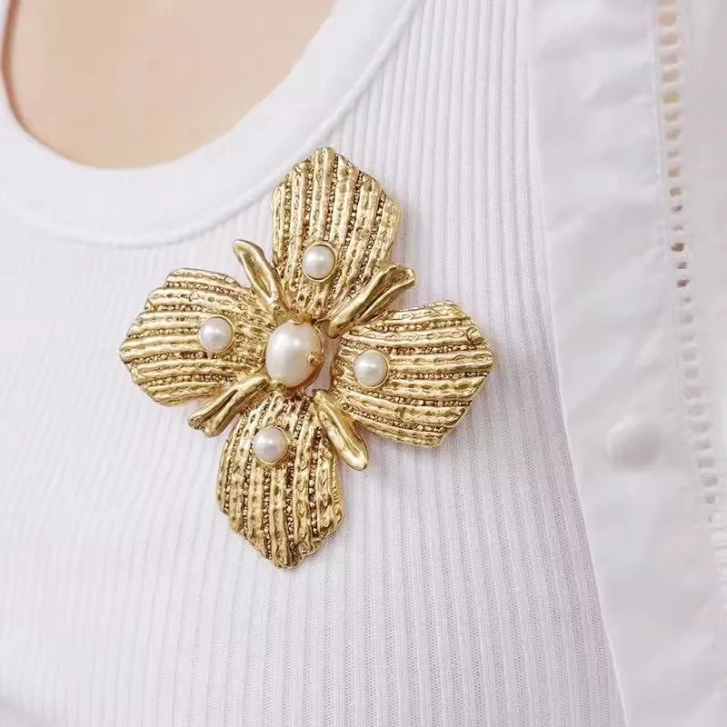 Vintage Metal Flowers Pearl Broochs for Women Girls Exquisite Fashion Suit Corsage Pins Accessory Party Jewelry Gifts
Vintage Metal Flowers Pearl Broochs for Women Girls Exquisite Fashion Suit Corsage Pins Accessory Party Jewelry Gifts