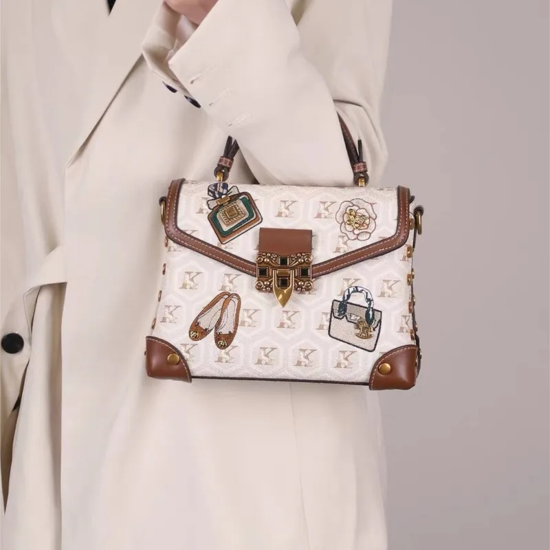 Light luxury brand 2025 autumn and winter new handbag, high-end fashion, embroidered printed designer shoulder crossbody bag
Light luxury brand 2025 autumn and winter new handbag, high-end fashion, embroidered printed designer shoulder crossbody bag