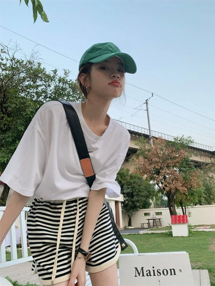 New Summer Women Drawstring Striped Mid Thigh Shorts Loose Wide Leg A Line Slimming Casual Wear
New Summer Women Drawstring Striped Mid Thigh Shorts Loose Wide Leg A Line Slimming Casual Wear