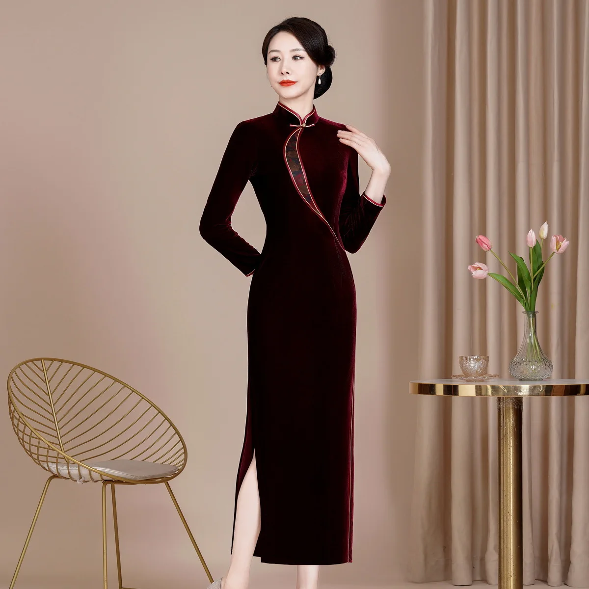 Весна 2025: Новое длинное бархатное платье-ципао больших размеров для свадебных банкетов, праздничное, для мам, в китайском стиле, из утолщенного полиэфирного волокна
Весна 2025: Новое длинное бархатное платье-ципао больших размеров для свадебных банкетов, праздничное, для мам, в китайском стиле, из утолщенного полиэфирного волокна
