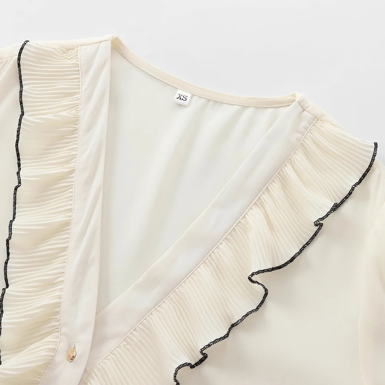ZBZA Autumn New Women's Faion Design Small Pleated Layered Decoration irt Street Sle Long Sve V-Ne Polyester Fiber
ZBZA Autumn New Women's Faion Design Small Pleated Layered Decoration irt Street Sle Long Sve V-Ne Polyester Fiber