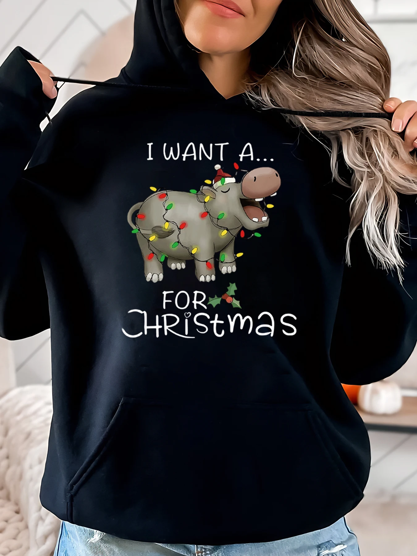 Бегемот с рождественскими огнями. Я хочу рождественскую толстовку с капюшоном. Женская праздничная повседневная одежда черного цвета больших размеров.
Бегемот с рождественскими огнями. Я хочу рождественскую толстовку с капюшоном. Женская праздничная повседневная одежда черного цвета больших размеров.