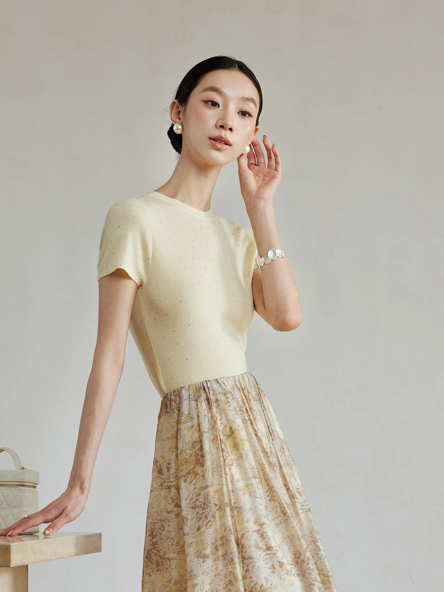 Ji Qirui 33 Fine Wool Sparkling Hotfix Diamond Soft Skin-friendly Regular Shoulder Slimming Knitted Short Sleeve T-shirt
Ji Qirui 33 Fine Wool Sparkling Hotfix Diamond Soft Skin-friendly Regular Shoulder Slimming Knitted Short Sleeve T-shirt