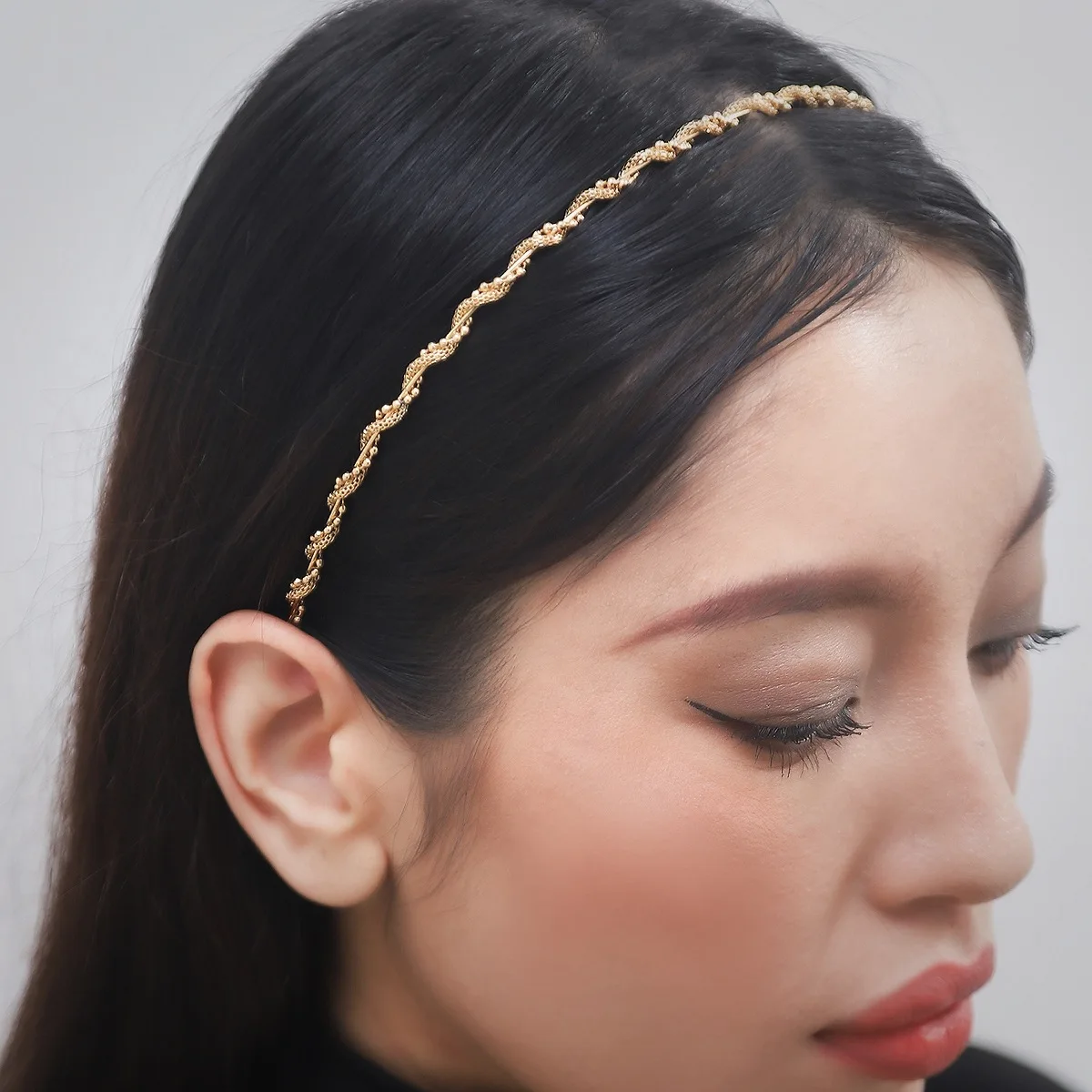 1PC Simple hair accessories, women's wavy hair band, Japanese-Korean version headwear, twisted water diamond pearl headwear
1PC Simple hair accessories, women's wavy hair band, Japanese-Korean version headwear, twisted water diamond pearl headwear