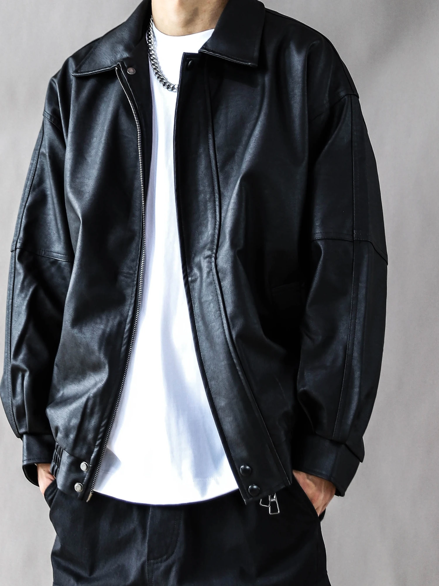 Мужская кожаная куртка в японском ретро-стиле, свободного кроя, повседневная, весенне-осенняя, черная, в уличном стиле, с молнией, с длинными рукавами
Мужская кожаная куртка в японском ретро-стиле, свободного кроя, повседневная, весенне-осенняя, черная, в уличном стиле, с молнией, с длинными рукавами