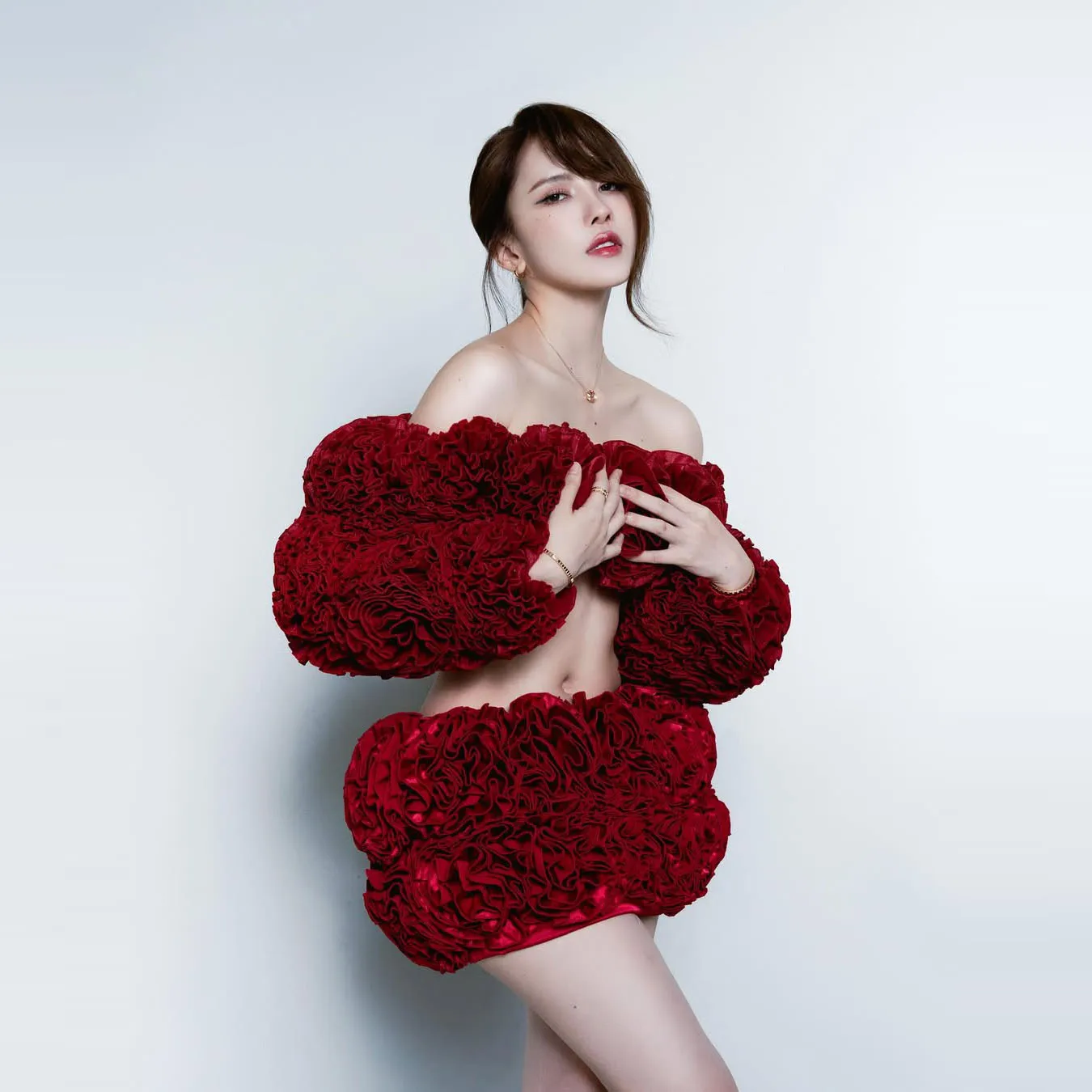 Off-Shoulder Red Satin Dress with Ruffled Floral Design and Exposed Midriff for Special Occasions and Evening Wear Fashionable
Off-Shoulder Red Satin Dress with Ruffled Floral Design and Exposed Midriff for Special Occasions and Evening Wear Fashionable