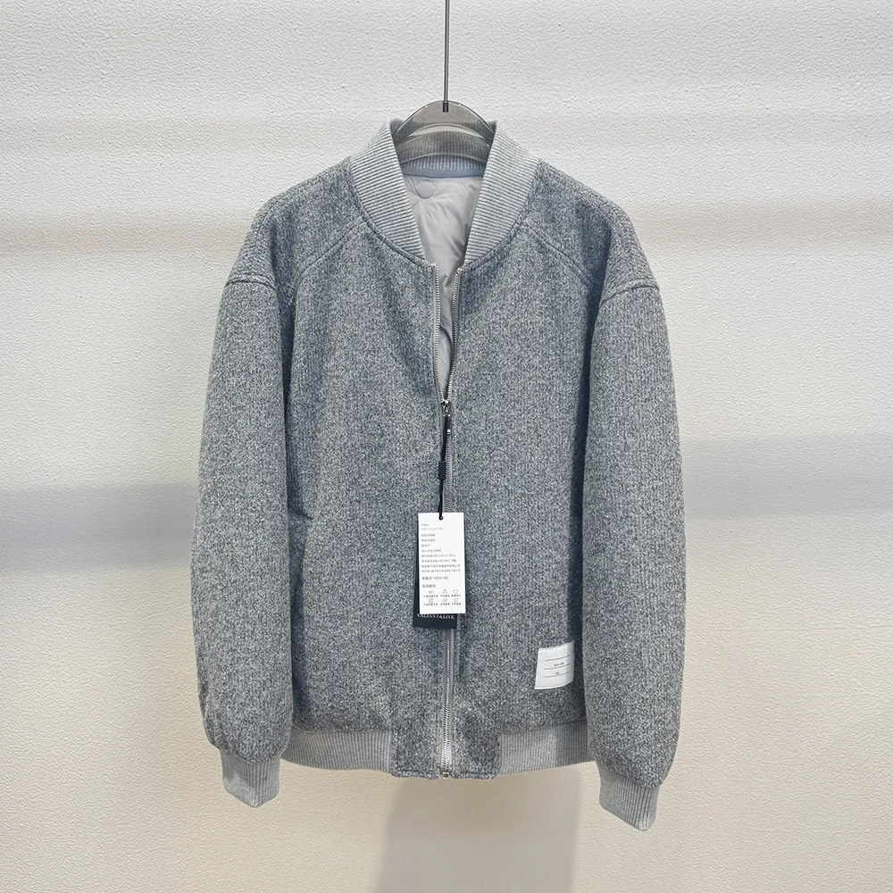 Красно-бело-синяя мужская зимняя куртка с воротником-бейсболкой и полосатым узором, новая модель, с вязаным поясом, повседневный свободный крой
Красно-бело-синяя мужская зимняя куртка с воротником-бейсболкой и полосатым узором, новая модель, с вязаным поясом, повседневный свободный крой