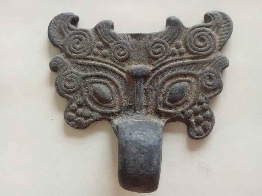 Ancient Chinese bronze statue with a divine beast pattern, good luck statue - Brass animal sculpture
Ancient Chinese bronze statue with a divine beast pattern, good luck statue - Brass animal sculpture