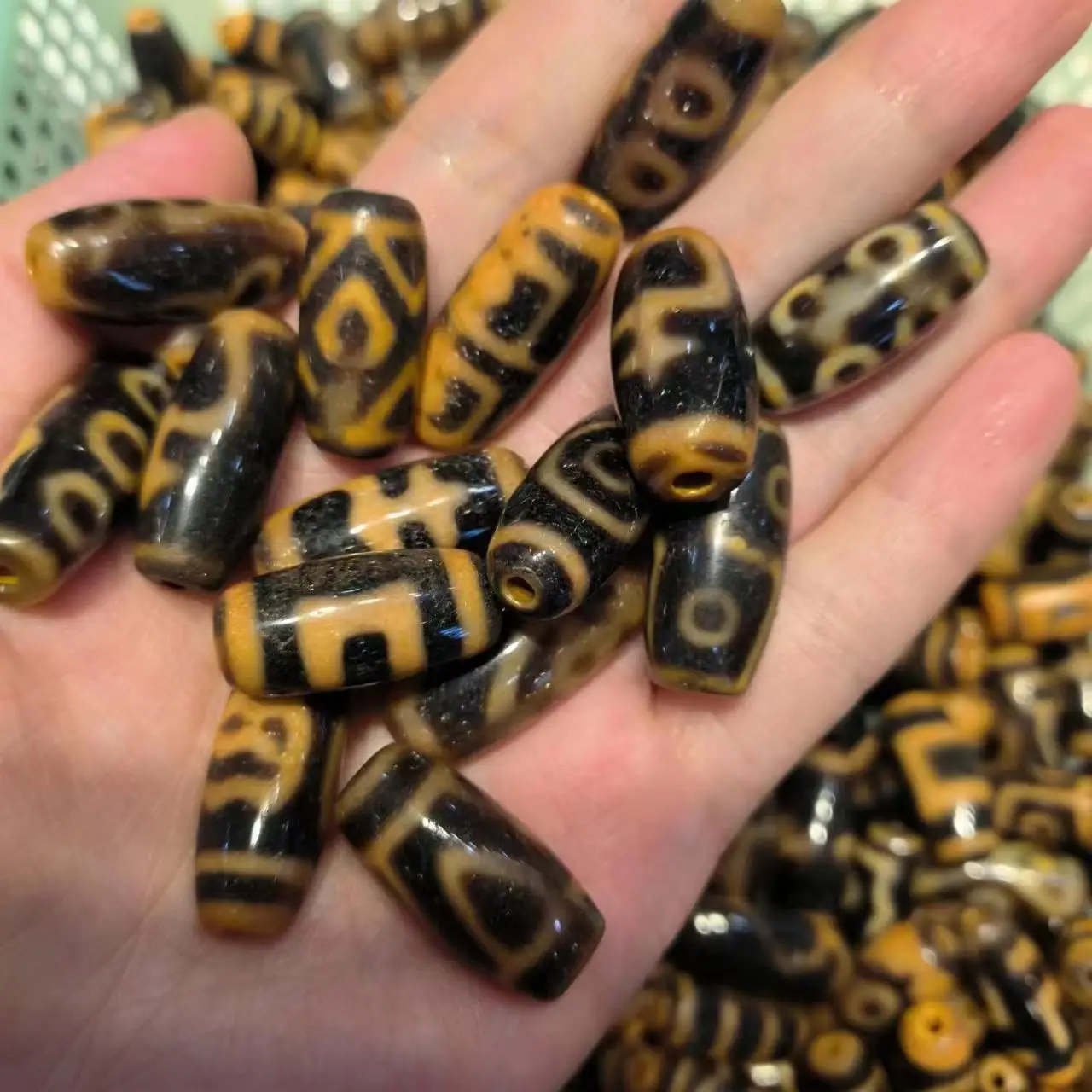 100pcs/lot natural multi-pattern old agate dzi wholesale Yellow teeth Weathering lines Handmade beads Retro Accessories jewelry
100pcs/lot natural multi-pattern old agate dzi wholesale Yellow teeth Weathering lines Handmade beads Retro Accessories jewelry