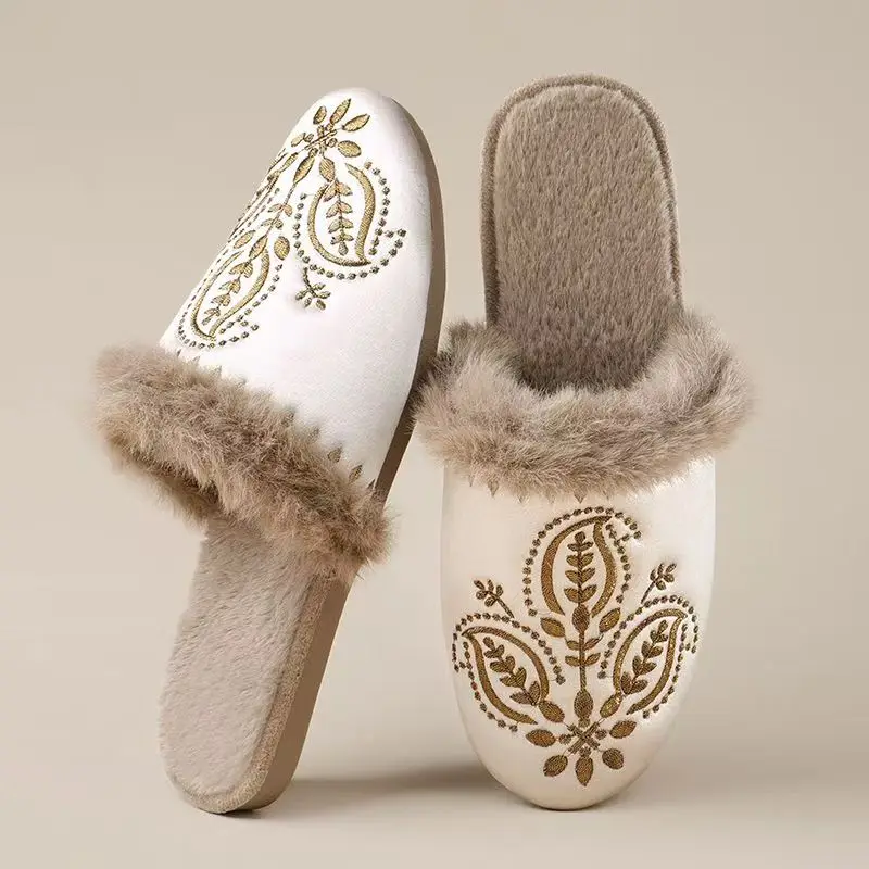 Женские высококачественные хлопковые тапочки с вышивкой в стиле Баотоу, зимние, новые, в китайском стиле, с мягкой подошвой, плюшевые, теплые, домашние, пушистые тапочки
Женские высококачественные хлопковые тапочки с вышивкой в стиле Баотоу, зимние, новые, в китайском стиле, с мягкой подошвой, плюшевые, теплые, домашние, пушистые тапочки