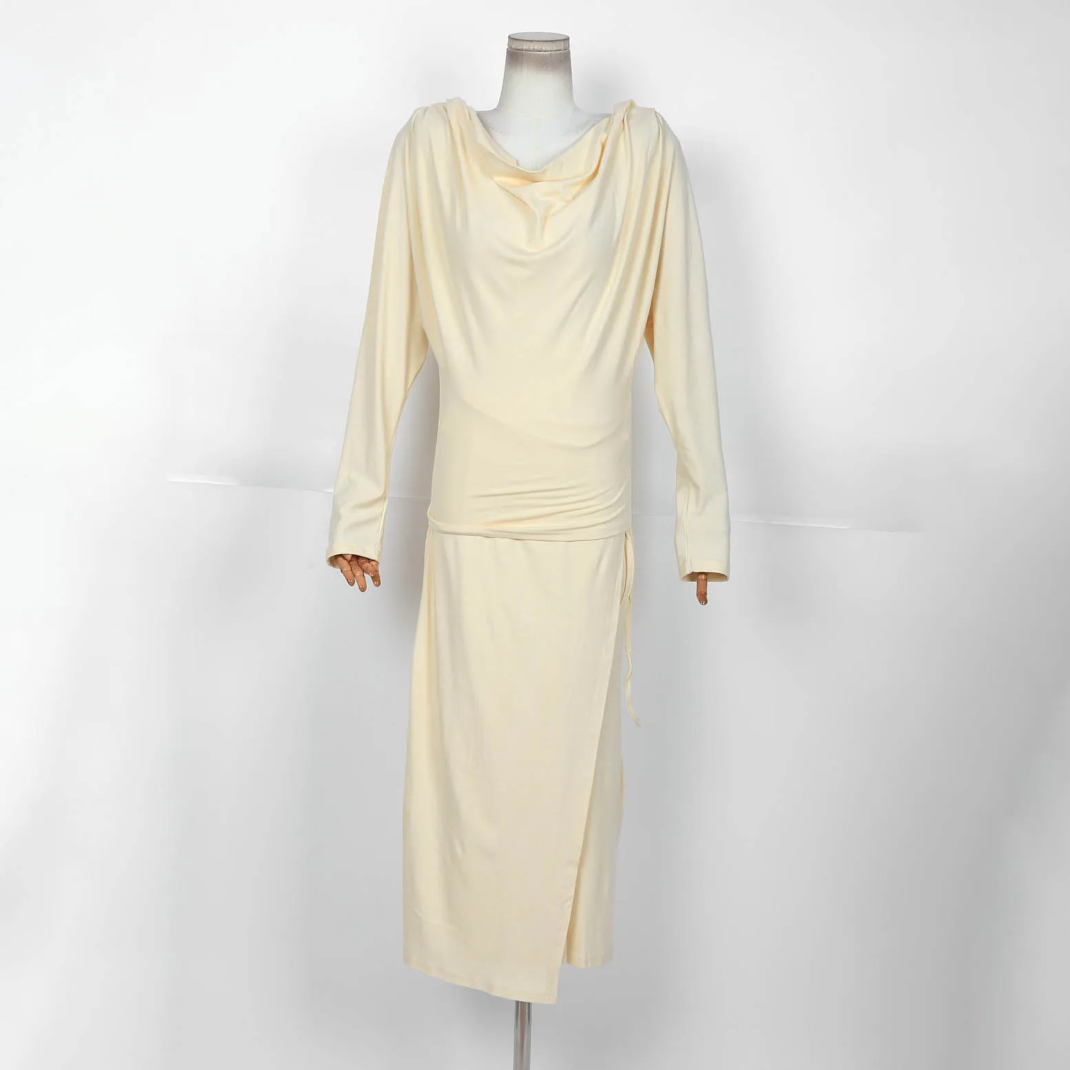 Весна 202, женский бежевый драпированный топ с капюшоном и длинными рукавами, комплект с асимметричной юбкой-миди с запахом, элегантный повседневный офисный комплект
Весна 202, женский бежевый драпированный топ с капюшоном и длинными рукавами, комплект с асимметричной юбкой-миди с запахом, элегантный повседневный офисный комплект