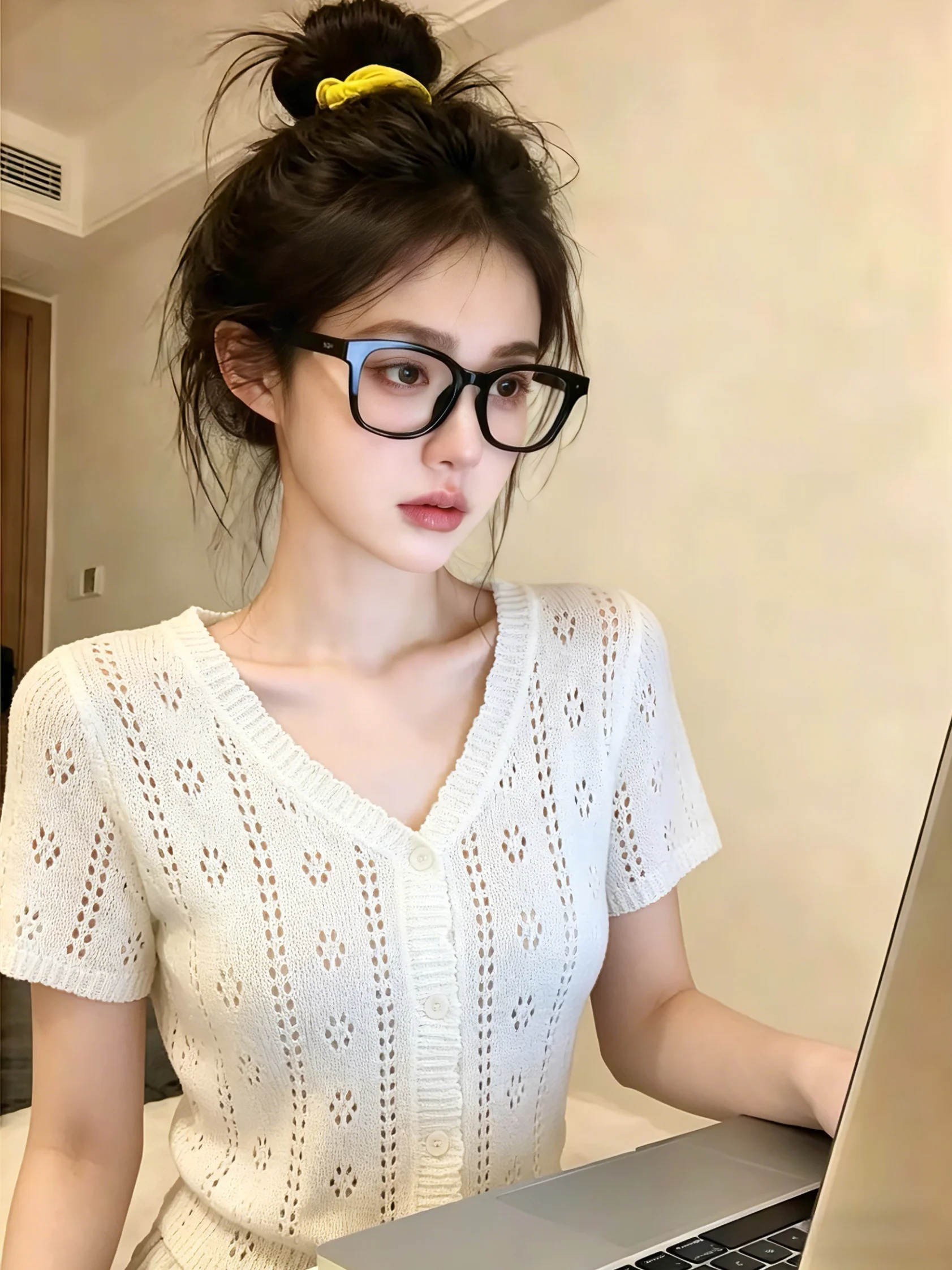 Korean Style V-Neck Short Sleeve Knitted Open Cardigan Women's Summer New Gentle Elegant Thin Top Hollow out Hook Flower Design
Korean Style V-Neck Short Sleeve Knitted Open Cardigan Women's Summer New Gentle Elegant Thin Top Hollow out Hook Flower Design