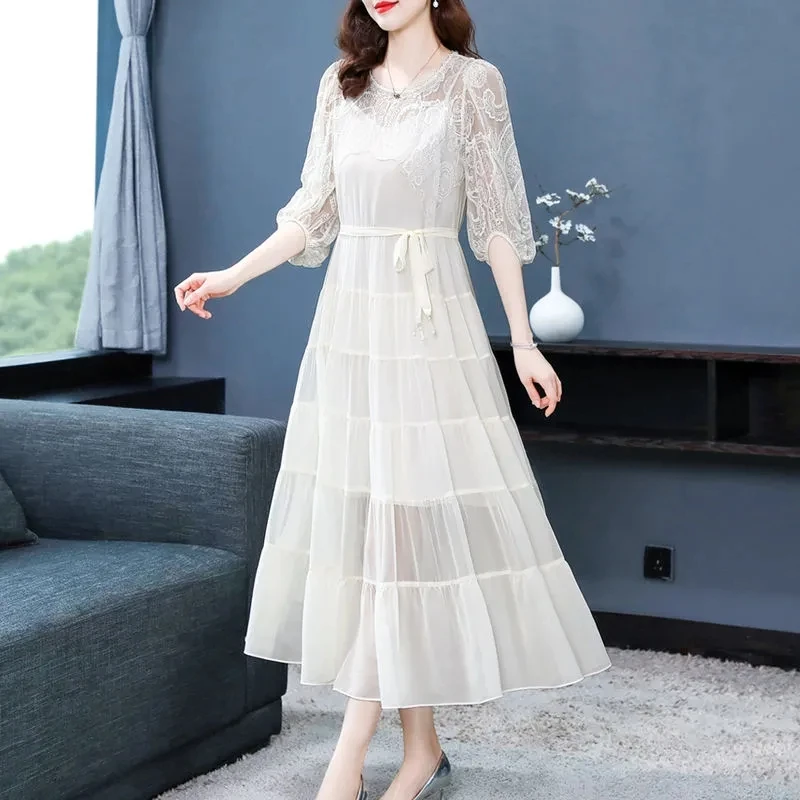 Embroidered silk dress Women's new high-end lace up waist fitting silk dress in the summer of 2023
Embroidered silk dress Women's new high-end lace up waist fitting silk dress in the summer of 2023
