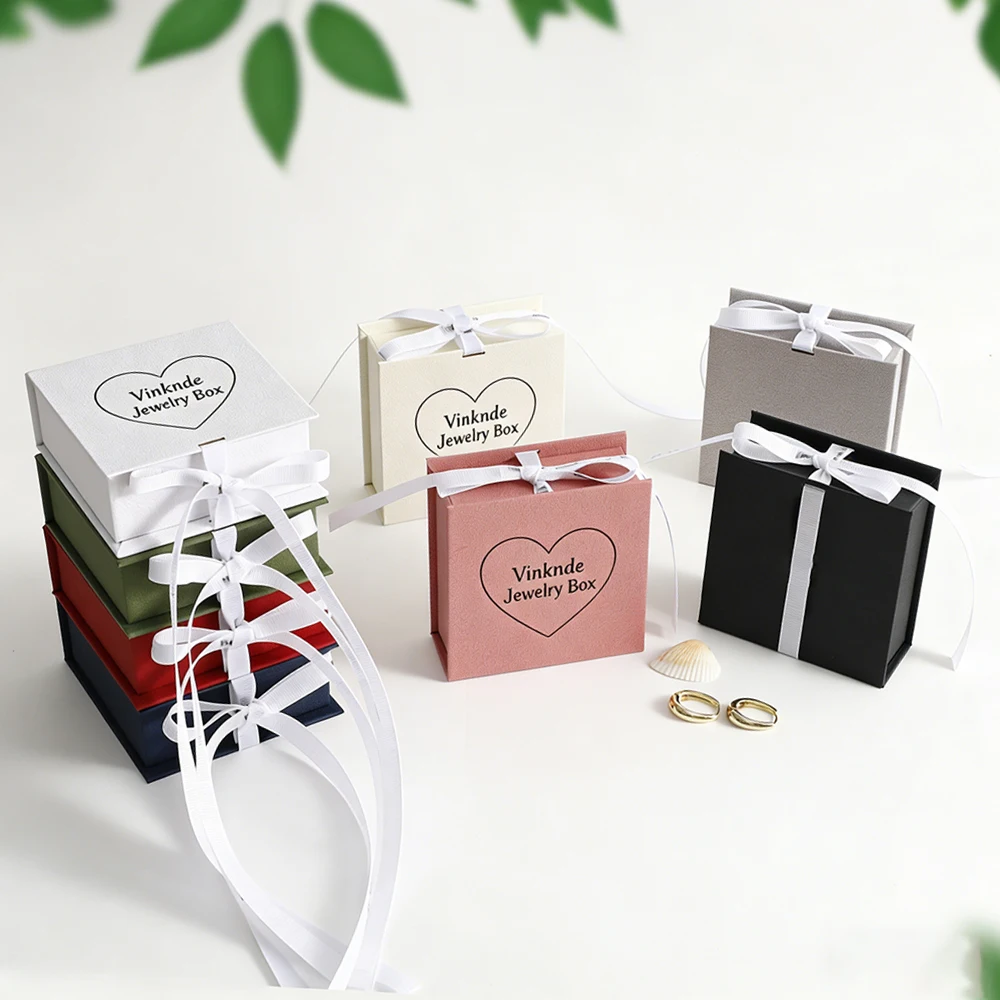 Personalized Logo 9.5x9.5x3.5cm Luxury Jewelry Ribbon Box With Sponge For Ring Earring Bracelet Pendant Stud Organizer Boxes
Personalized Logo 9.5x9.5x3.5cm Luxury Jewelry Ribbon Box With Sponge For Ring Earring Bracelet Pendant Stud Organizer Boxes