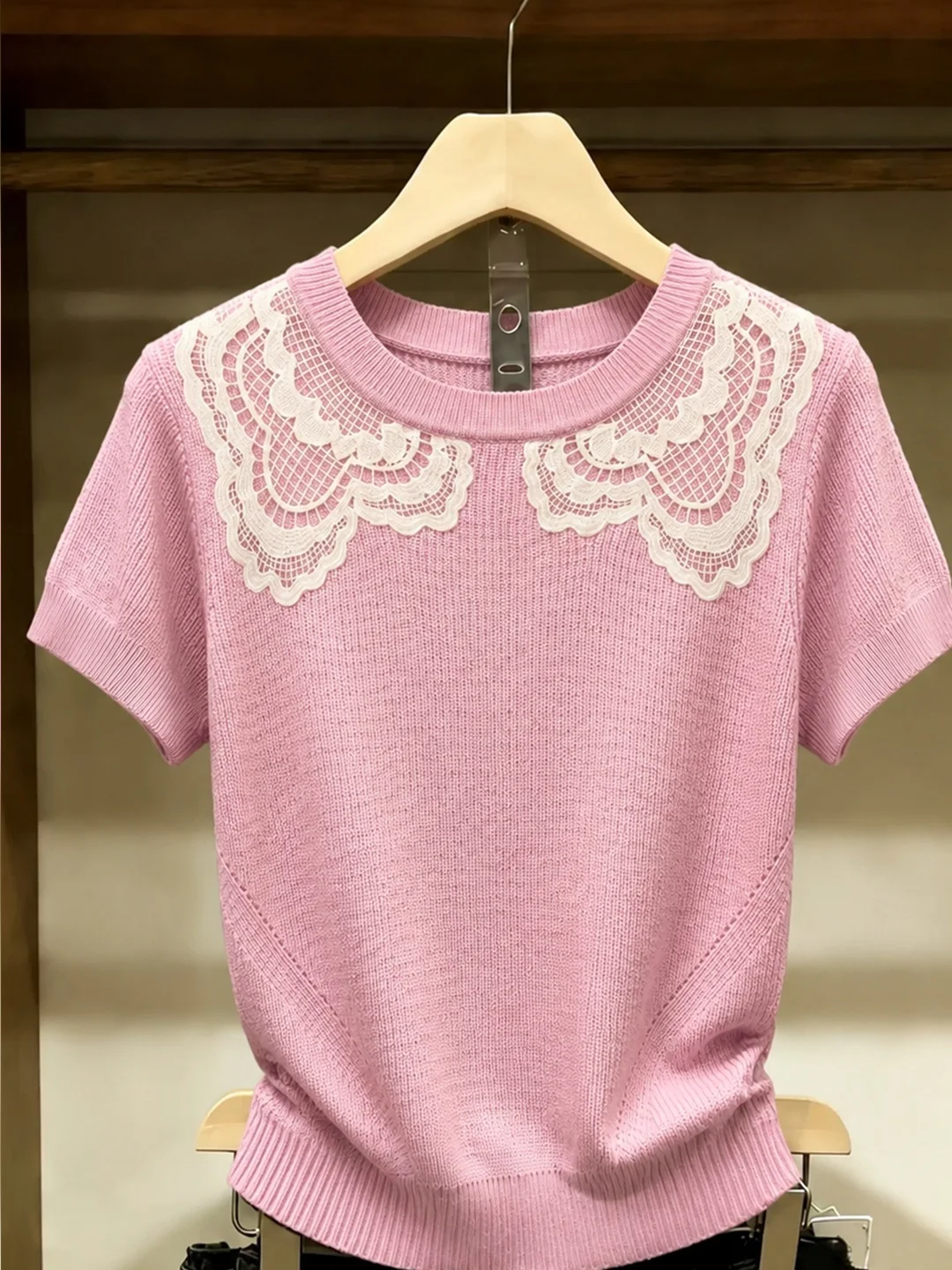 Sweet Style Lace Splice Short Sleeve Knitted Shirt round Neck Elegant Fashion Women's Top Korean Version Straight Cut Silk
Sweet Style Lace Splice Short Sleeve Knitted Shirt round Neck Elegant Fashion Women's Top Korean Version Straight Cut Silk