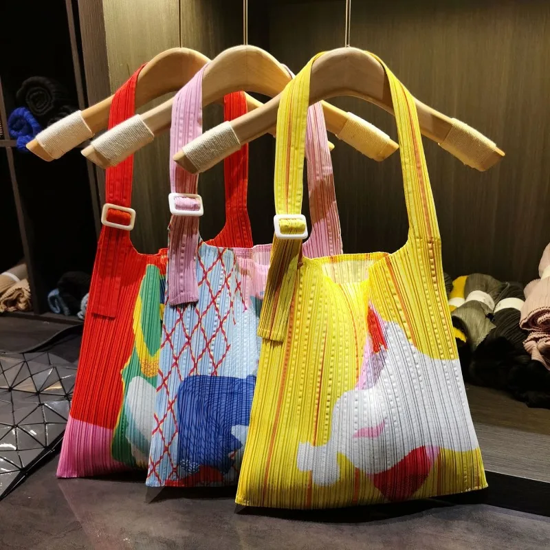 Miyake Japanese Style Pleated Illustration Printed Fabric Bag Pleats Casual Simple Style Large Capacity Adjustable Shoulder Bag
Miyake Japanese Style Pleated Illustration Printed Fabric Bag Pleats Casual Simple Style Large Capacity Adjustable Shoulder Bag