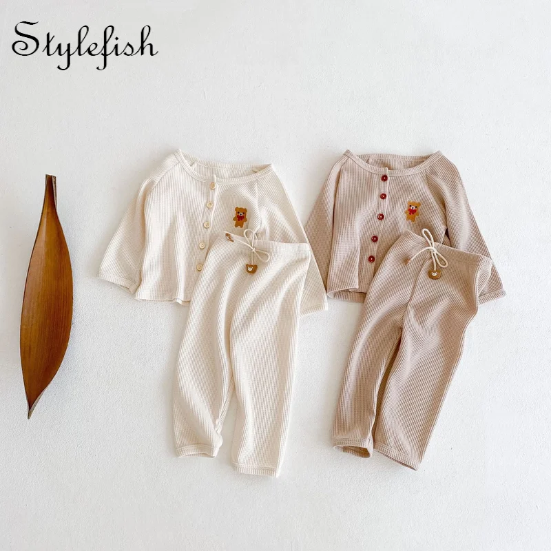 2022 spring and autumn clothing for infants children boy and girl baby bear embroidered cardigan and trousers two-piece suit set
2022 spring and autumn clothing for infants children boy and girl baby bear embroidered cardigan and trousers two-piece suit set