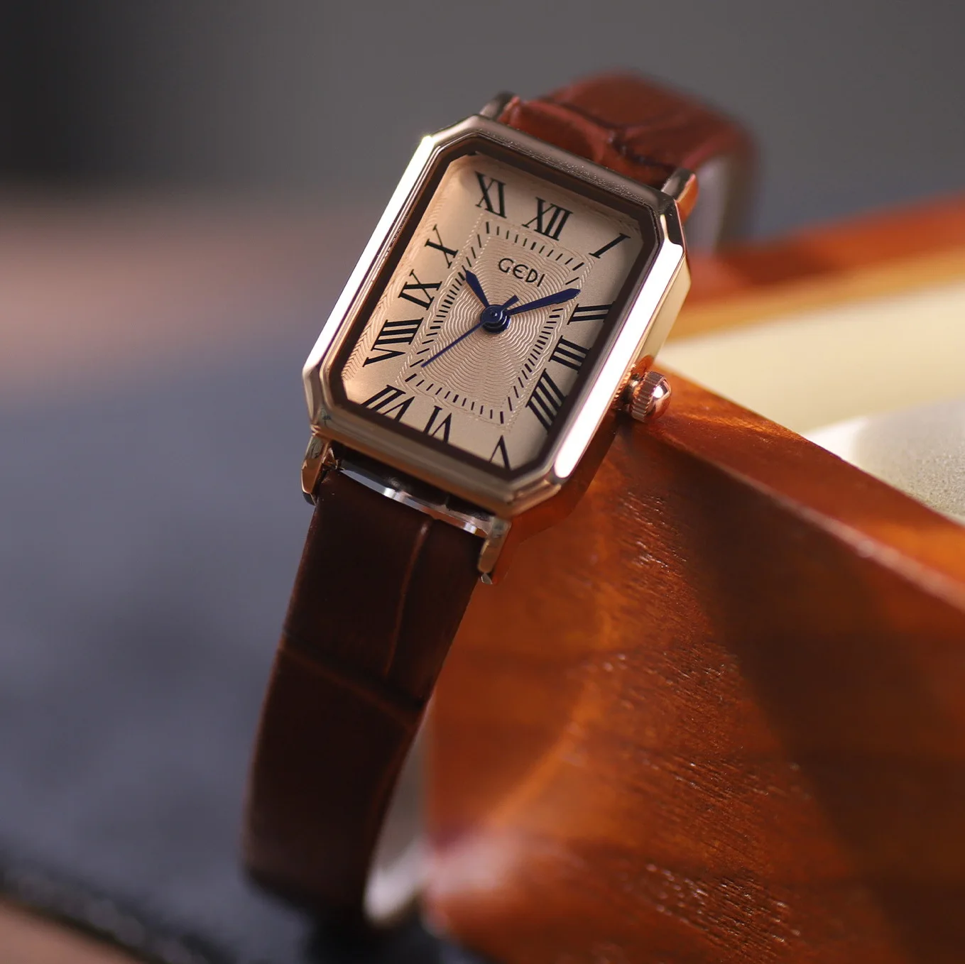 Vintage Small Square Ladies Quartz Watch Roman Numbers Waterproof Leather Belt High-End Feel Student Niche Women's Wristwatch
Vintage Small Square Ladies Quartz Watch Roman Numbers Waterproof Leather Belt High-End Feel Student Niche Women's Wristwatch