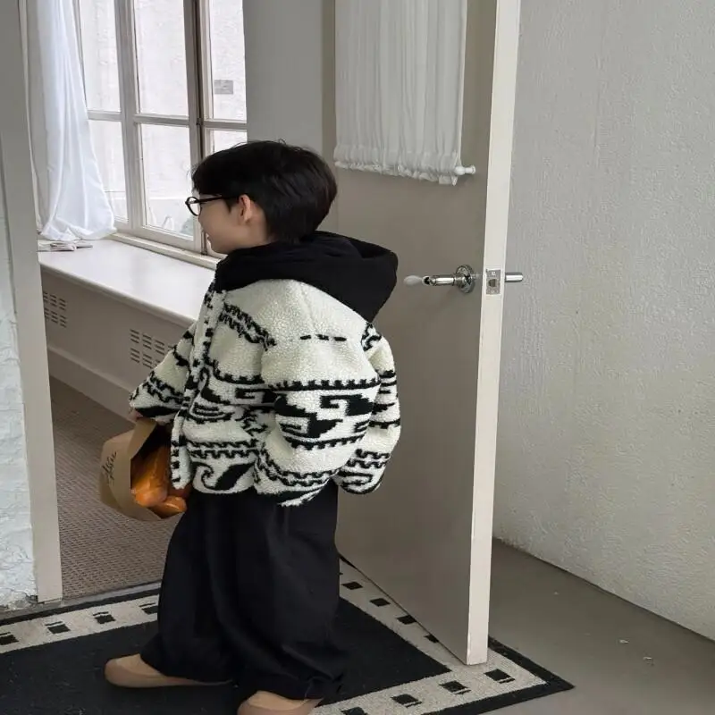 Стеганое пальто Kawaii для мальчиков, новый стиль, студенческая корейская версия, модный тренд, осенне-зимний новый стиль, плюшевое пальто, детская одежда
Стеганое пальто Kawaii для мальчиков, новый стиль, студенческая корейская версия, модный тренд, осенне-зимний новый стиль, плюшевое пальто, детская одежда