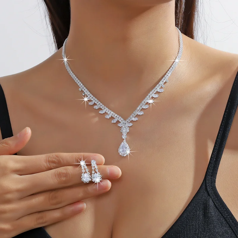 Claw Chain Flash Loose Diamond Rhinestone Zircon Earrings Water Drop Necklace Suit Simple Dress Clavicle Chain Female
Claw Chain Flash Loose Diamond Rhinestone Zircon Earrings Water Drop Necklace Suit Simple Dress Clavicle Chain Female