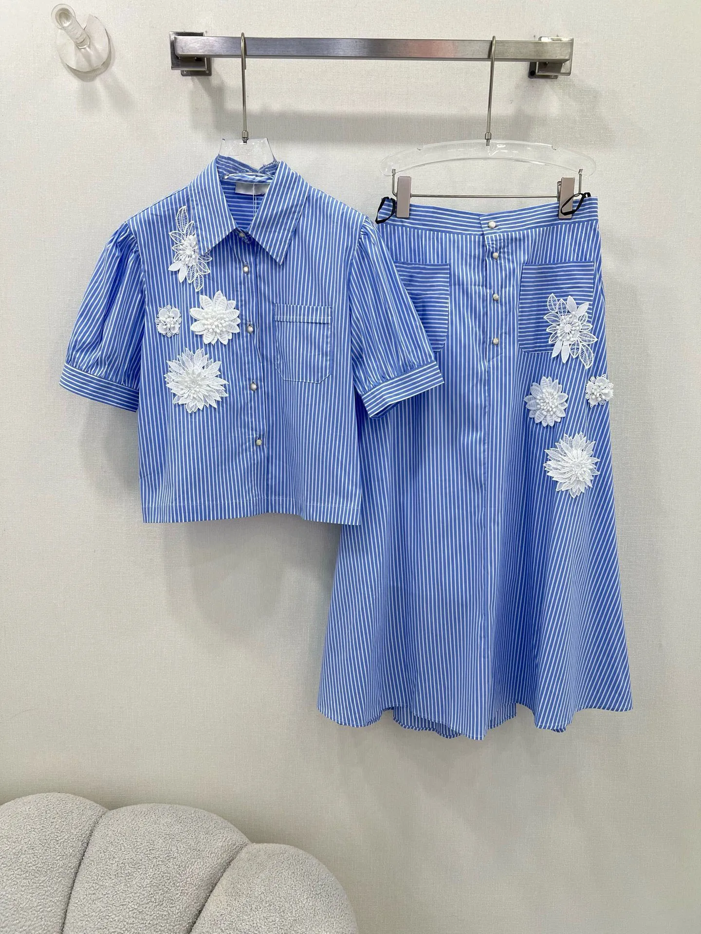 25 New 3D Embroidered Flower Short sleeved Top with Half Skirt 3D Flower Decoration High end Elegant and Charming Fairy Dress
25 New 3D Embroidered Flower Short sleeved Top with Half Skirt 3D Flower Decoration High end Elegant and Charming Fairy Dress