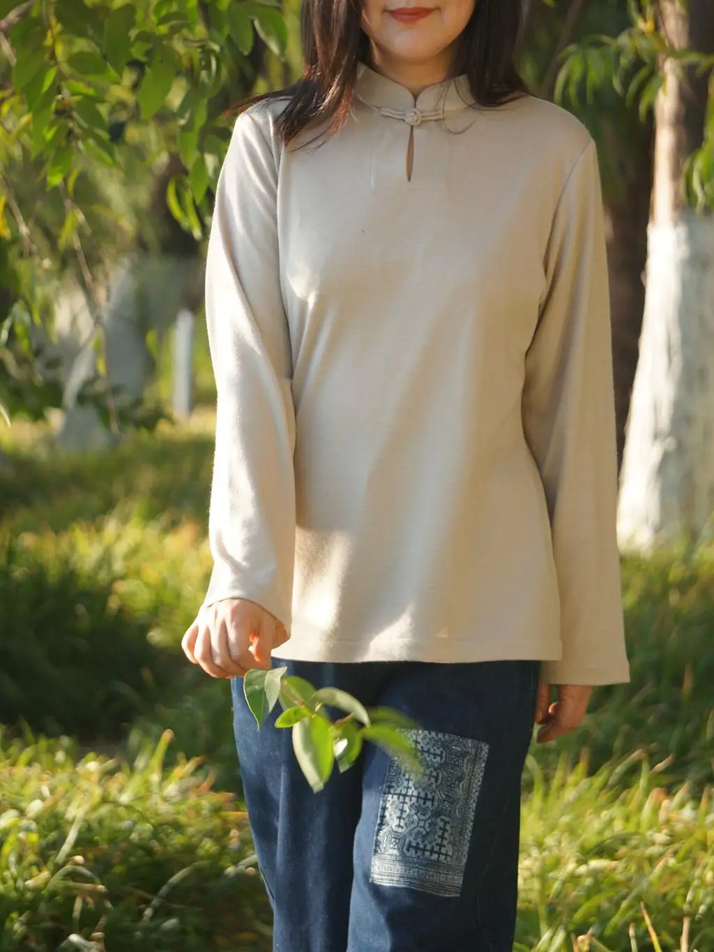 Мягкий шерстяной вязаный базовый топ для женщин с воротником-стойкой в традиционном китайском стиле, осенняя модная элегантная кофта
Мягкий шерстяной вязаный базовый топ для женщин с воротником-стойкой в традиционном китайском стиле, осенняя модная элегантная кофта