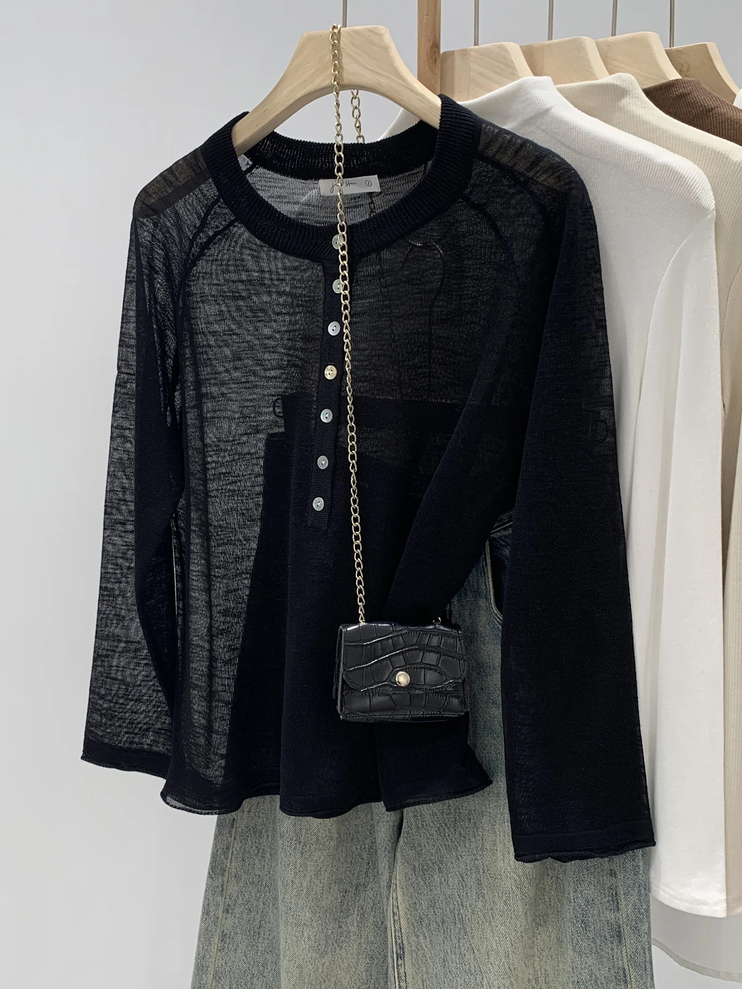 Loose Knitted Long Sleeve Women's Top Lightweight Breathable Summer Fashion Korean Style Regular Fit Soft Medium Thickness
Loose Knitted Long Sleeve Women's Top Lightweight Breathable Summer Fashion Korean Style Regular Fit Soft Medium Thickness