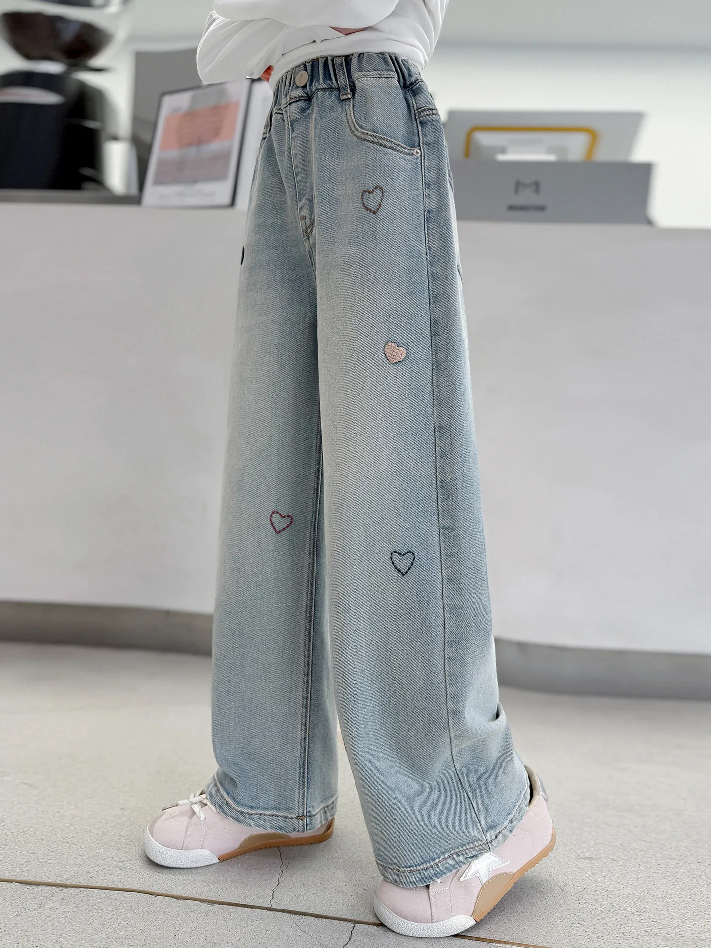 Spring Autumn Girls Jeans Wide Leg Pants Embroidered Heart Middle School Girls Fashionable Clothing Elastic Waist Denim Skinnies
Spring Autumn Girls Jeans Wide Leg Pants Embroidered Heart Middle School Girls Fashionable Clothing Elastic Waist Denim Skinnies