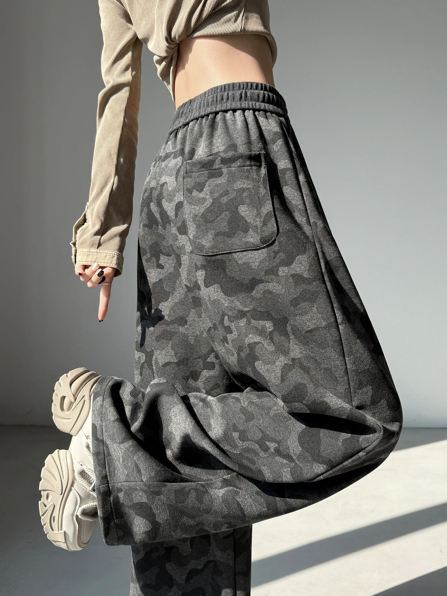 High Waist Wide Leg Pants Women's Spring Autumn New Style Loose Straight Casual Sports Sweatpants Retro Camouflage Knife Blade
High Waist Wide Leg Pants Women's Spring Autumn New Style Loose Straight Casual Sports Sweatpants Retro Camouflage Knife Blade