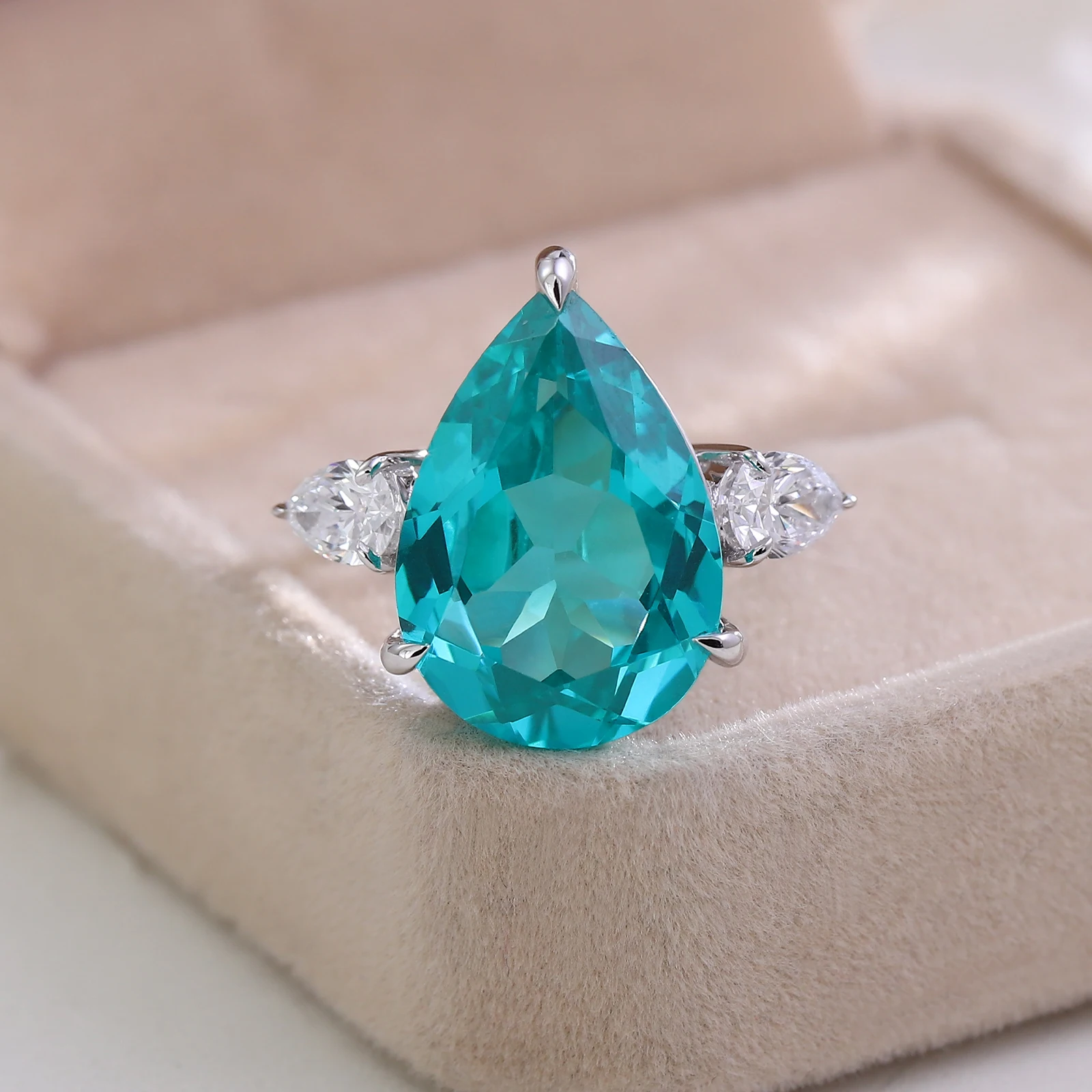 Provence 18K White Gold Three Stone Ring With 11*17mm Pear Paraiba Corundum & Pear Moissanite Diamond For Women Engagement Ring
Provence 18K White Gold Three Stone Ring With 11*17mm Pear Paraiba Corundum & Pear Moissanite Diamond For Women Engagement Ring
