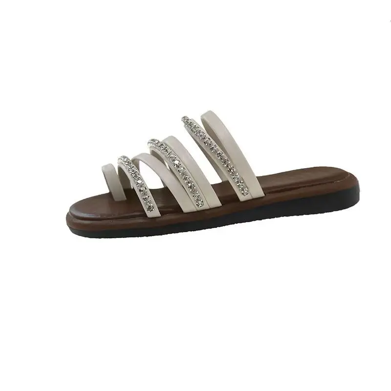 Summer soft-soled rhinestone slippers are fashionable and beautiful. Outdoor fairy-like style with skirts and beach sandals
Summer soft-soled rhinestone slippers are fashionable and beautiful. Outdoor fairy-like style with skirts and beach sandals