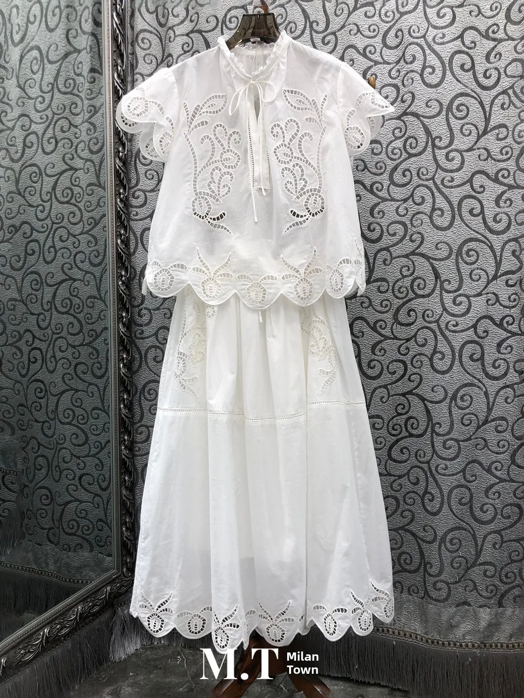 Elegant Hollow out Floral Necktie Short Sleeve Top And Half Skirt Set Milan Small Town High Version Fashionable Women's Outfit
Elegant Hollow out Floral Necktie Short Sleeve Top And Half Skirt Set Milan Small Town High Version Fashionable Women's Outfit