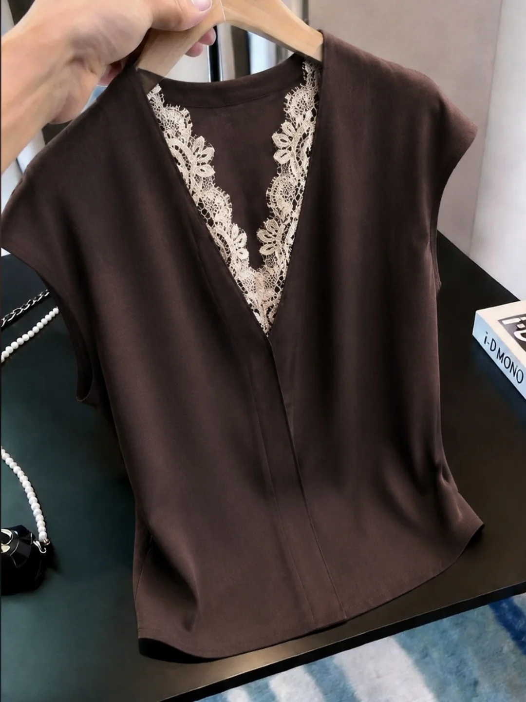 Retro Luxury Lace Splice Design V-Neck Top Summer Lazy Style Fashionable Versatile Silk Women's Shirt Korean Style Straight Cut
Retro Luxury Lace Splice Design V-Neck Top Summer Lazy Style Fashionable Versatile Silk Women's Shirt Korean Style Straight Cut
