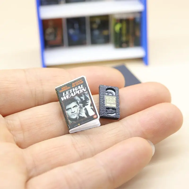 Hot Sale Random 1Set Miniature 1/12 Dollhouse Retro Recorder Video Tape Shelf Model Living Scene Ornament Doll Toy Accessories
Hot Sale Random 1Set Miniature 1/12 Dollhouse Retro Recorder Video Tape Shelf Model Living Scene Ornament Doll Toy Accessories