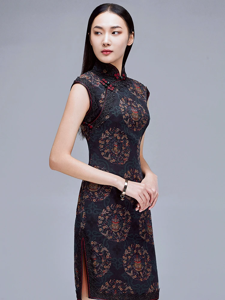 Винтажное женское платье-ципао ручной работы с цветочной вышивкой, открытым воротником, из старинного шелка «Сяньюнь», для повседневной носки...
Винтажное женское платье-ципао ручной работы с цветочной вышивкой, открытым воротником, из старинного шелка «Сяньюнь», для повседневной носки...