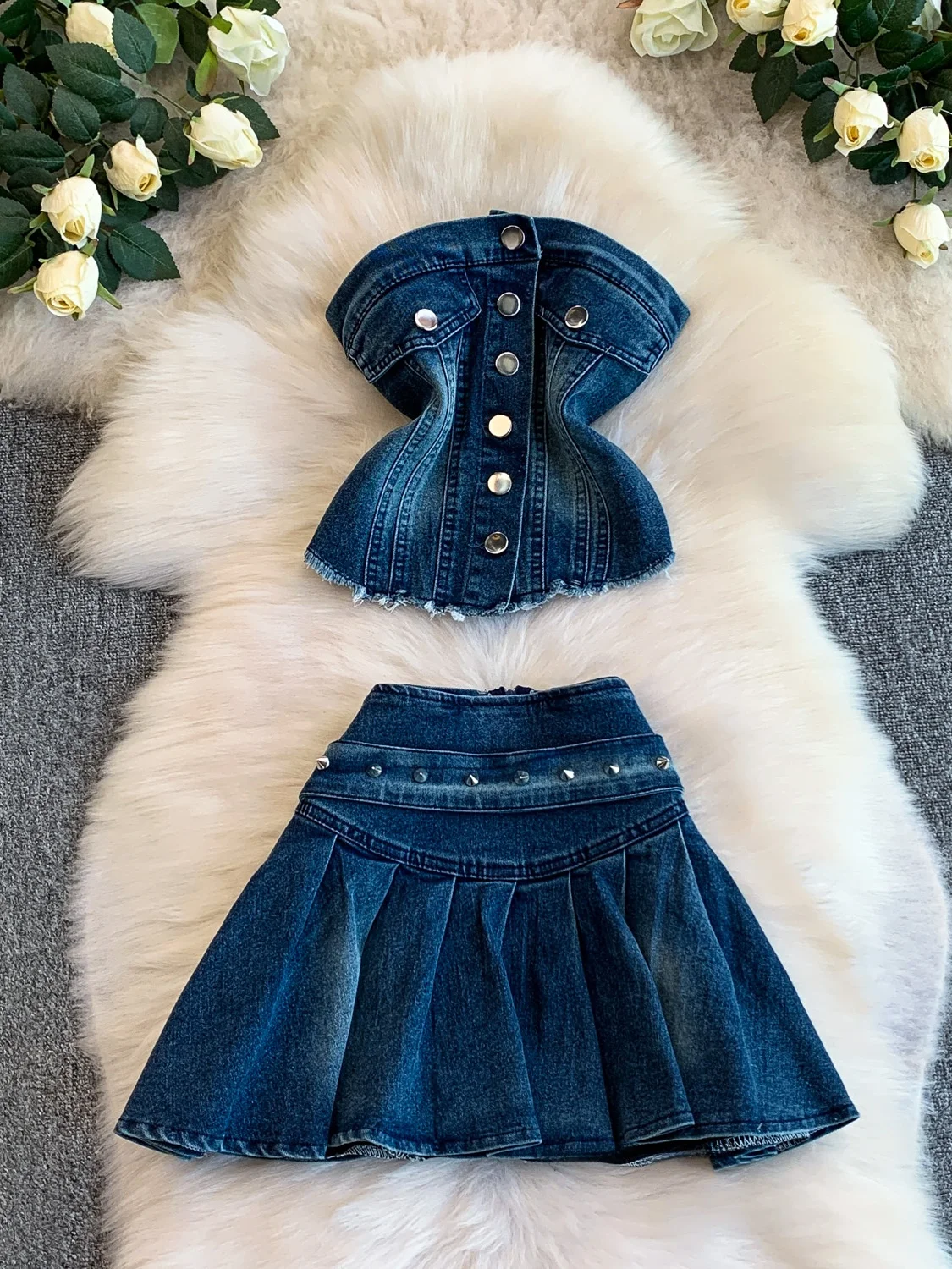 American Sle Sexy Girl Godd Look Faionable Single Button Denim Tube Top Slimming A-Line Skirt Two-Piece Set
American Sle Sexy Girl Godd Look Faionable Single Button Denim Tube Top Slimming A-Line Skirt Two-Piece Set