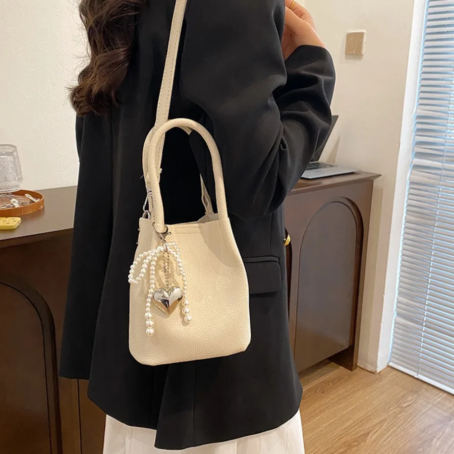 Korean-style minimalist Instagram-inspired sweet bow-tie handbag with chain strap mini bucket bag commuter crossbody women's bag 
Korean-style minimalist Instagram-inspired sweet bow-tie handbag with chain strap mini bucket bag commuter crossbody women's bag