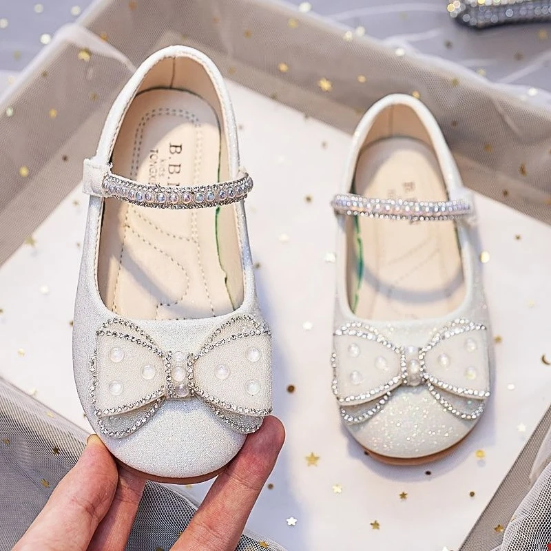 Туфли для вечеринок в стиле принцессы с мягкой подошвой и кристаллами для девочек, весна-осень 2026, новая детская стильная обувь на плоской подошве с бантом и стразами
Туфли для вечеринок в стиле принцессы с мягкой подошвой и кристаллами для девочек, весна-осень 2026, новая детская стильная обувь на плоской подошве с бантом и стразами