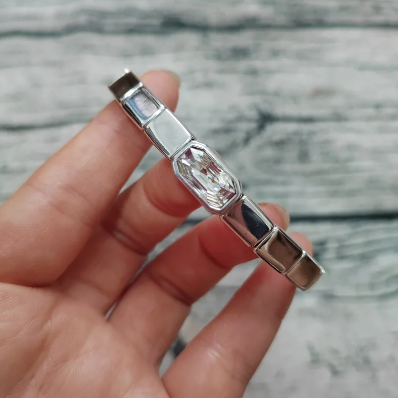 Самый продаваемый в Европе и Америке браслет из высококачественных драгоценных камней в ретро-стиле, подходящий для повседневной носки.
Самый продаваемый в Европе и Америке браслет из высококачественных драгоценных камней в ретро-стиле, подходящий для повседневной носки.