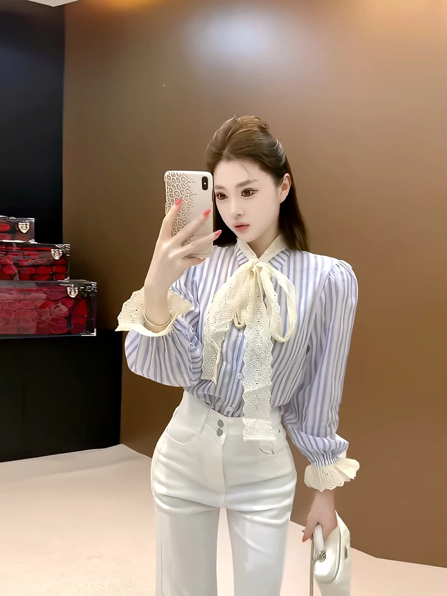 Женская блузка с синими полосками и кружевными узлами, легкая, омолаживающая, весенняя, уникальная, с эффектом утончения, класса люкс
Женская блузка с синими полосками и кружевными узлами, легкая, омолаживающая, весенняя, уникальная, с эффектом утончения, класса люкс