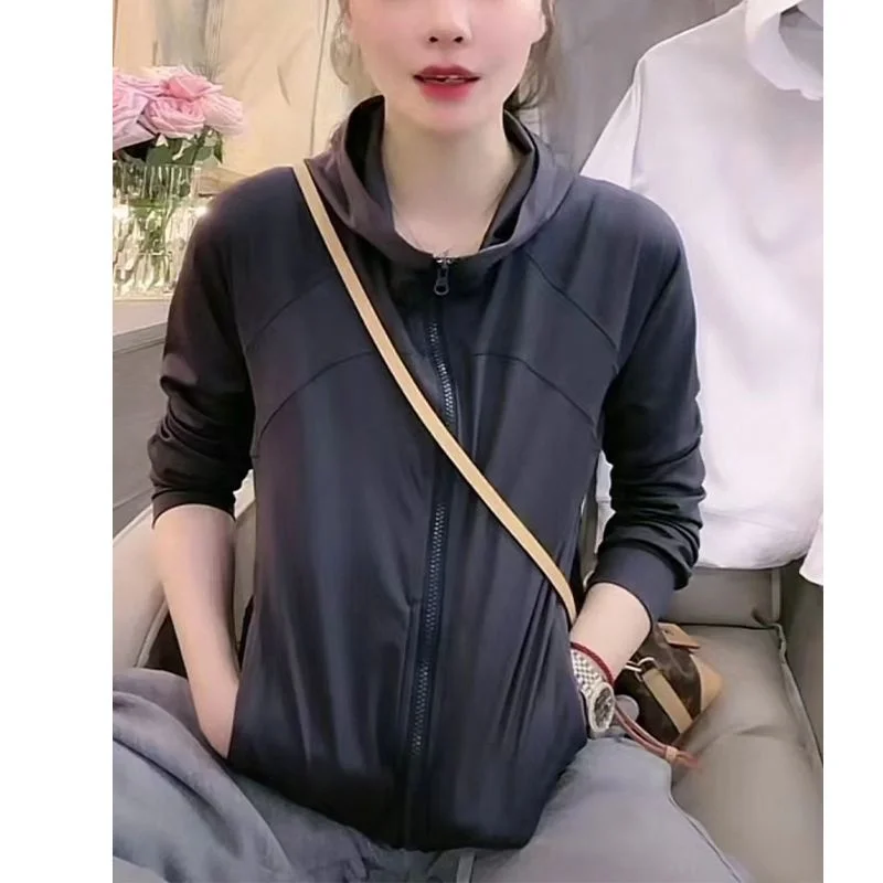 Женская спортивная куртка для бега на открытом воздухе с защитой от солнца, тонкая, дышащая, удобная, с капюшоном, легкая верхняя одежда
Женская спортивная куртка для бега на открытом воздухе с защитой от солнца, тонкая, дышащая, удобная, с капюшоном, легкая верхняя одежда