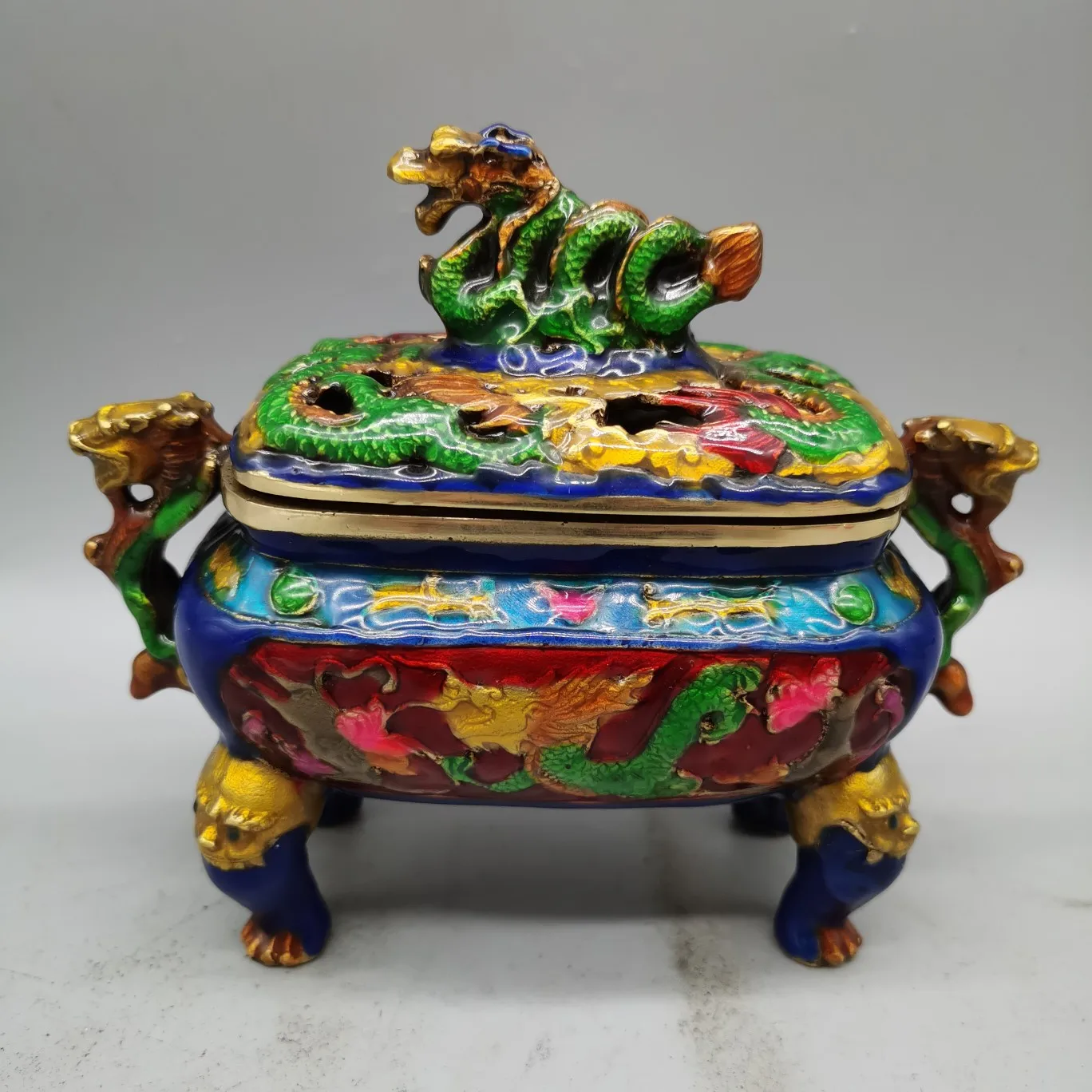 Retro Double Dragon Incense Burner Copper Body Cloisonne Home Decoration Craft Ornament
Retro Double Dragon Incense Burner Copper Body Cloisonne Home Decoration Craft Ornament