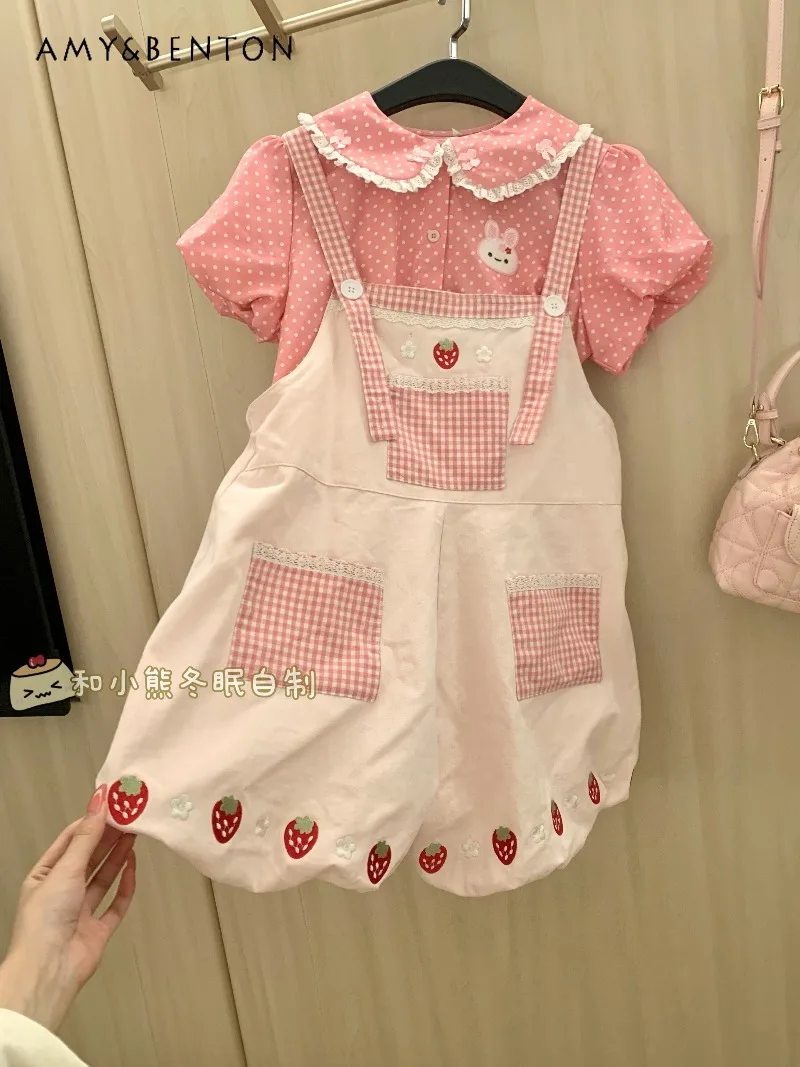 Cute Strawberry Splicing Plaid Bud Strap Shorts Doll Collar Polka Dot Printed Shirt Cute Girl College Style Kawaii Two Piece Set
Cute Strawberry Splicing Plaid Bud Strap Shorts Doll Collar Polka Dot Printed Shirt Cute Girl College Style Kawaii Two Piece Set