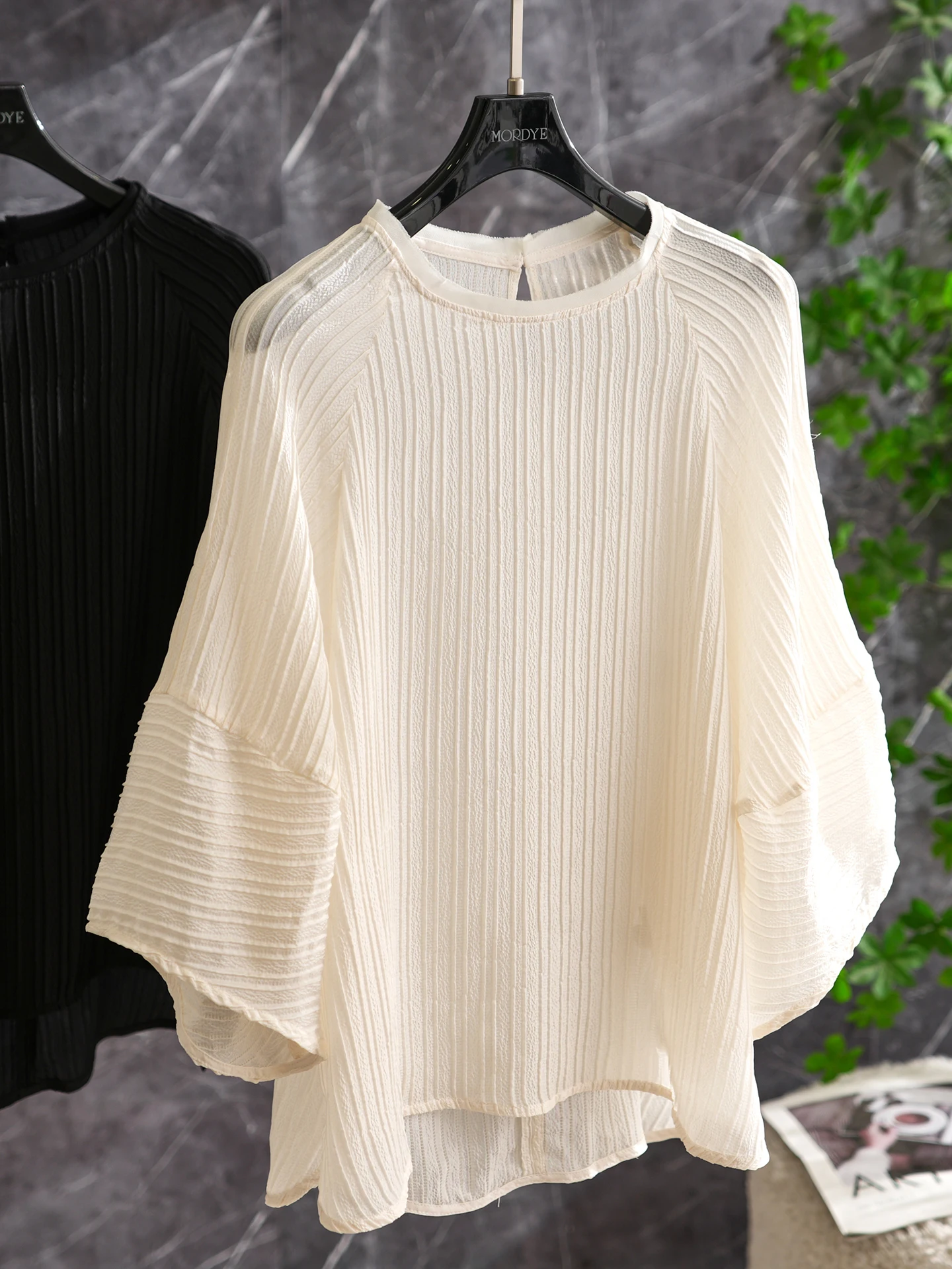 Elegant Silken Lantern Sleeve Shirt Smooth Texture Commute Style Women's Loose Fit round Neck Top Seven Quarter Length Silk T...
Elegant Silken Lantern Sleeve Shirt Smooth Texture Commute Style Women's Loose Fit round Neck Top Seven Quarter Length Silk T...