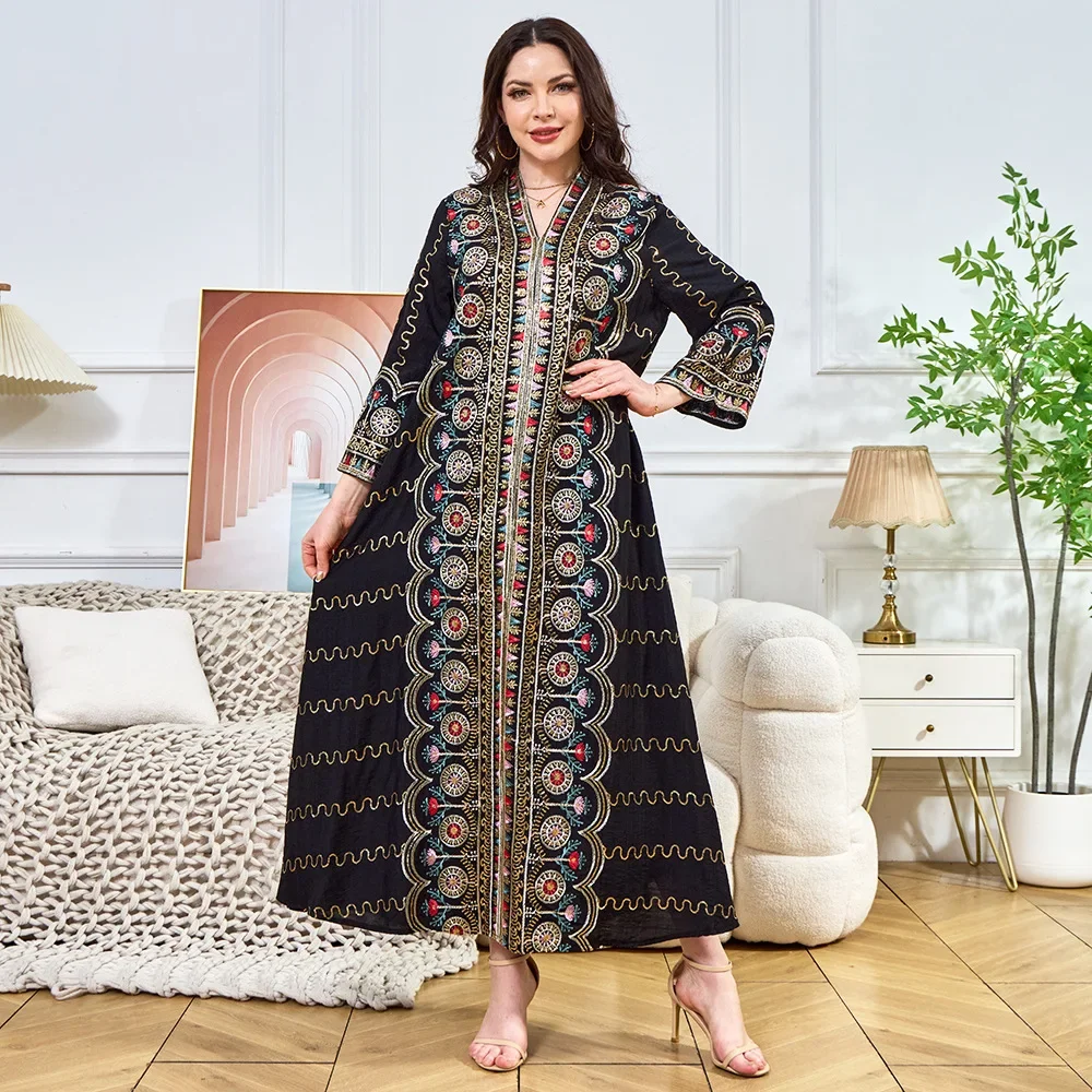 Middle Eastern Muslim Women's Robe. A New Style Sequin-decorated V-neck Loose Dress From Dubai, Suitable As An Evening Gown.
Middle Eastern Muslim Women's Robe. A New Style Sequin-decorated V-neck Loose Dress From Dubai, Suitable As An Evening Gown.