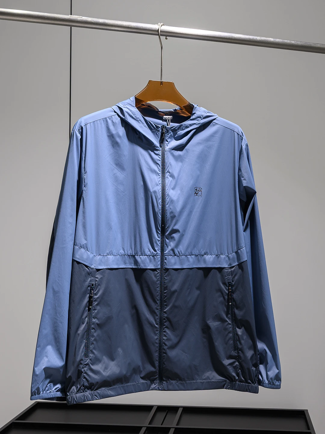 Men's Summer Lightweight Breathable Hooded Sun Protection Jacket UPF50 Color Block Design Portable Storage Long Sleeve Zipper
Men's Summer Lightweight Breathable Hooded Sun Protection Jacket UPF50 Color Block Design Portable Storage Long Sleeve Zipper