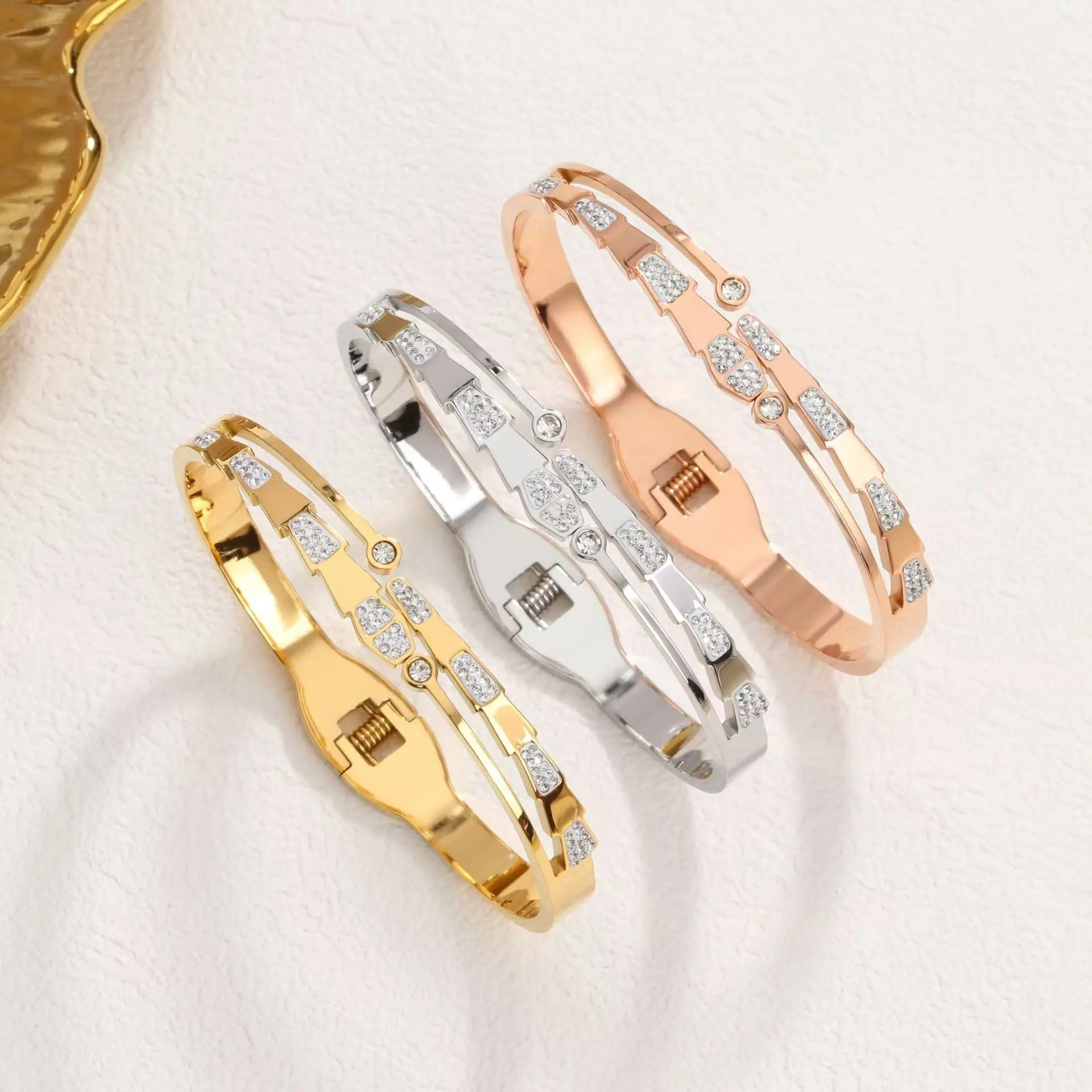 Stainless steel 18k women's bracelet, simple snake-shaped diamond-set design, low-sensitive jewelry, modern fashion and casual
Stainless steel 18k women's bracelet, simple snake-shaped diamond-set design, low-sensitive jewelry, modern fashion and casual