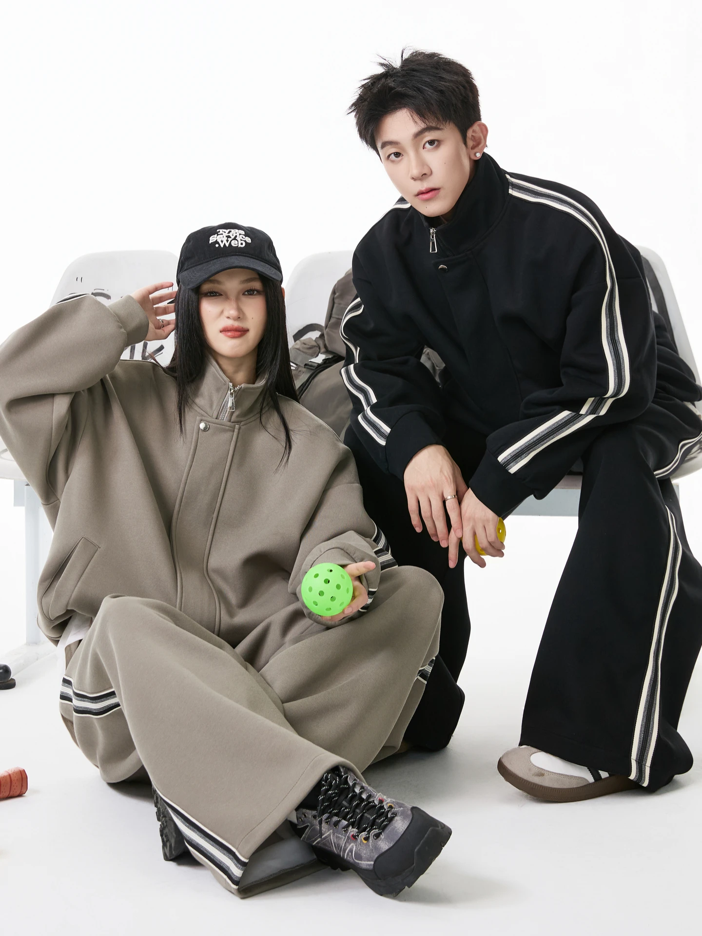 Retro Striped Casual Sportswear Set Loose Fit Unisex Autumn Trendy Brand Couple's Clothing Two-Piece Ensemble for Teens
Retro Striped Casual Sportswear Set Loose Fit Unisex Autumn Trendy Brand Couple's Clothing Two-Piece Ensemble for Teens