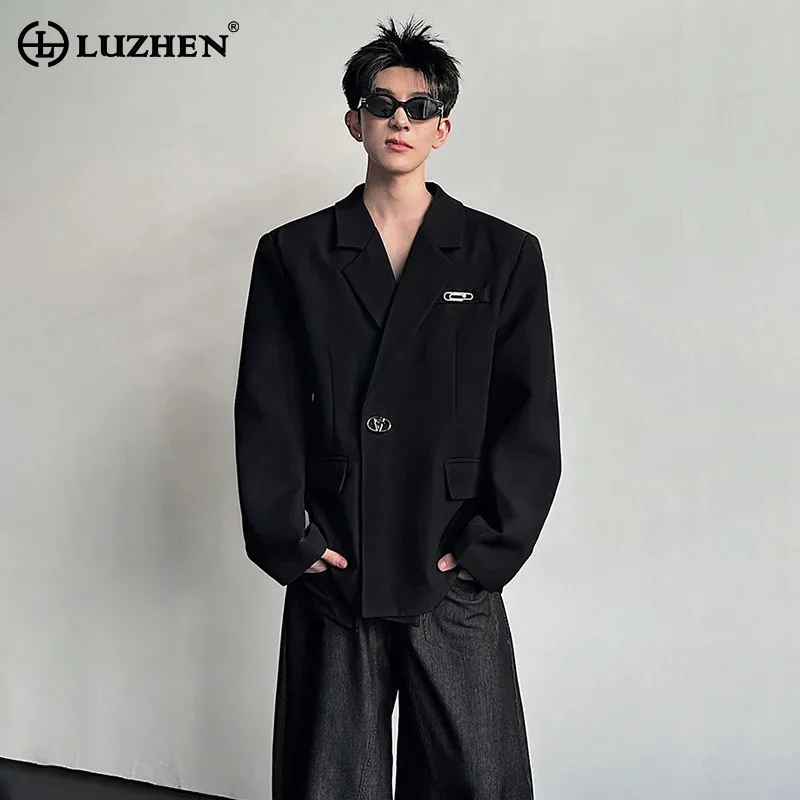 LUZHEN Luxury Elegant Temperament Shoulder Pad Handsome Blazer Coat Men's 2026 New Fashion Metal Buckle Decorate Clothes JY6167
LUZHEN Luxury Elegant Temperament Shoulder Pad Handsome Blazer Coat Men's 2026 New Fashion Metal Buckle Decorate Clothes JY6167